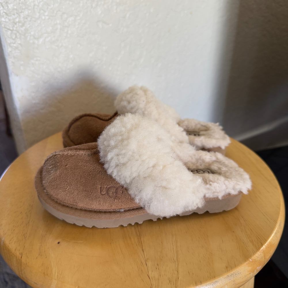 UGG Kids Cozy Suede Slippers - Cream Fur Slip On Shoes - Toddler Size‎ 11